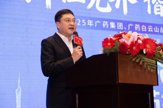 穿着西装笔挺的男子与配字AI 生成的内容可能不正确。